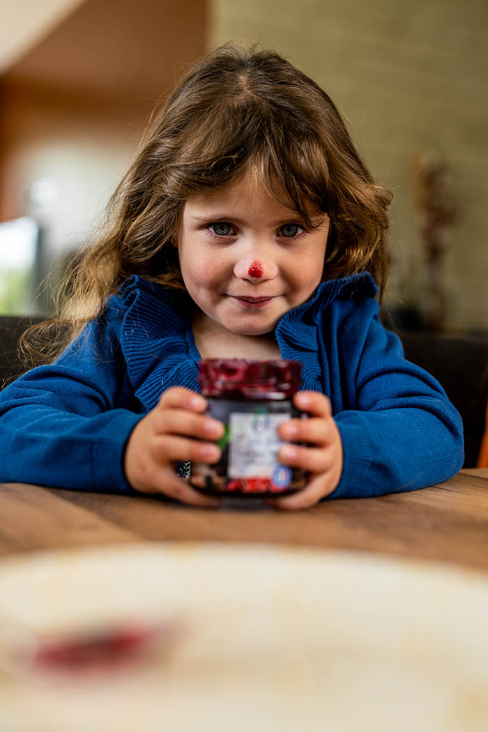 O3 Agri, mise en situation d'un enfnat avec un mot de confiture de mures et de baies de roses